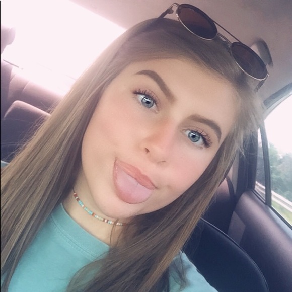 Profile Picture of Chloe Fowler (@cfg101) on Poshmark