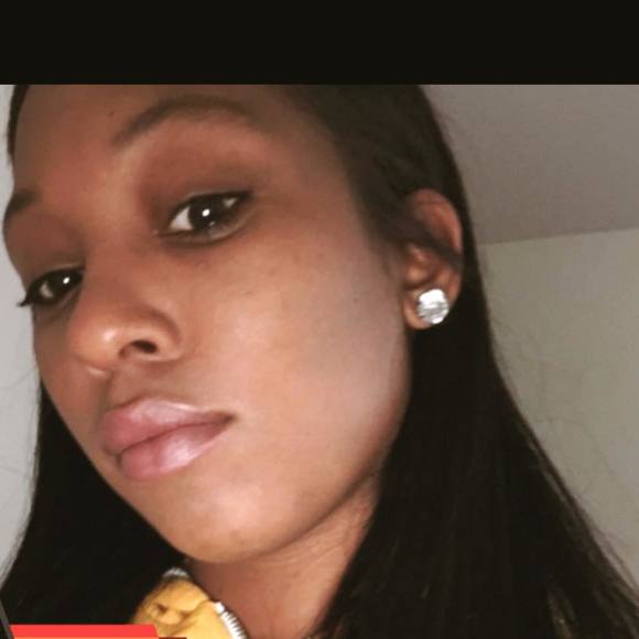 Profile Picture of Day Howard (@sharhoward8) on Poshmark