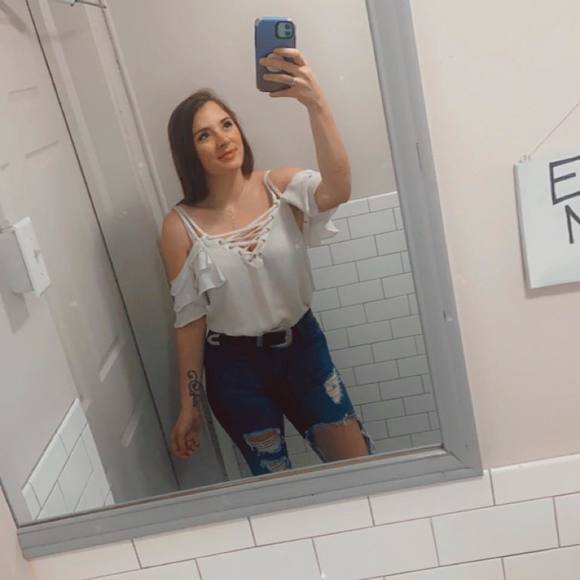 Magnolia Buttrill - Poshmark Profile Picture of Magnolia Buttrill (@magnolia_b) on Poshmark