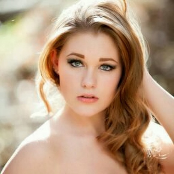 Profile Picture of Kelly Brockus (@kellylynn176) on Poshmark