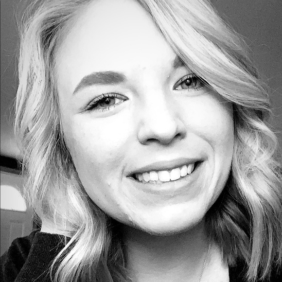 Profile Picture of Brandi Malwitz (@brandimalwitz) on Poshmark