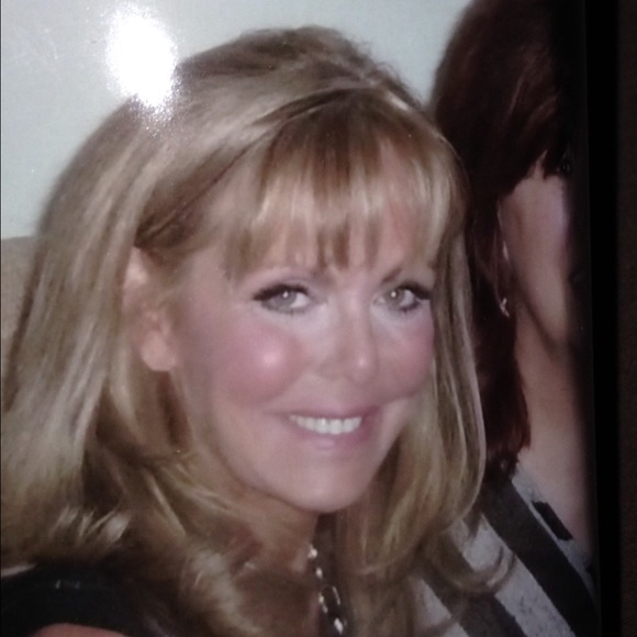 Deborah Juliani - Poshmark Profile Picture of Deborah Juliani (@deborahjuliani) on Poshmark