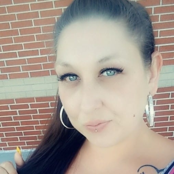 Profile Picture of Ruth Clayton (@ruthclayton) on Poshmark