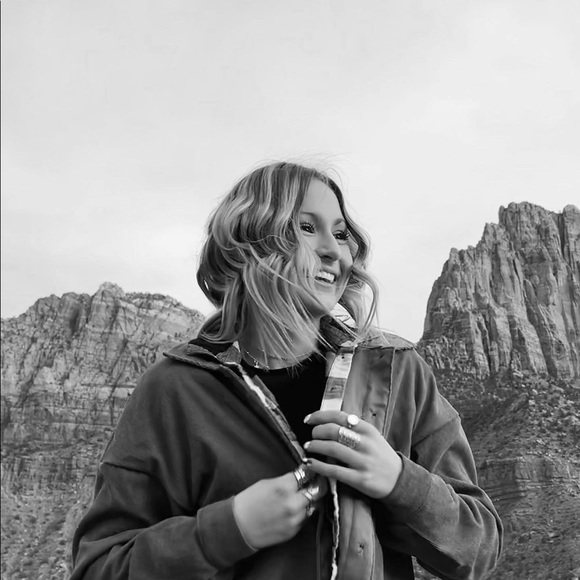 Profile Picture of Anna Hammit (@annnnnnna10) on Poshmark