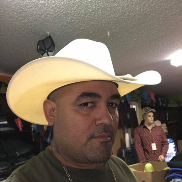 Profile Picture of Perez Perez (@klarota23) on Poshmark