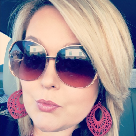 Mandy Graham - Poshmark Profile Picture of Mandy Graham (@livingthrifty) on Poshmark