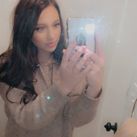Profile Picture of Bailey Harrell (@baileyandbrooke) on Poshmark
