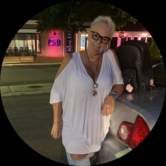 Profile Picture of Heather Hebron (@honnee83) on Poshmark