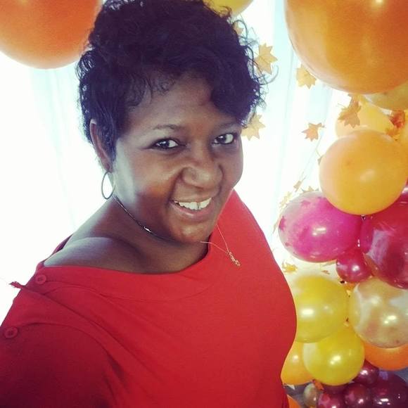 Profile Picture of Glenda Lomack (@niseylomack) on Poshmark