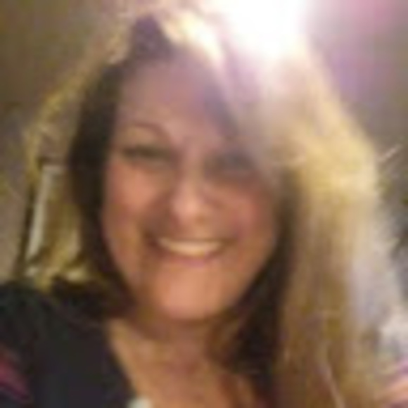 Profile Picture of Lisa Kennedy (@lisak14067) on Poshmark