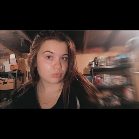 Profile Picture of Riley Deeley (@rileydeeleyy) on Poshmark