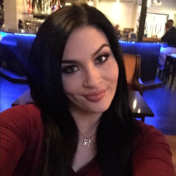 Profile Picture of Huda Hudson (@huda343) on Poshmark