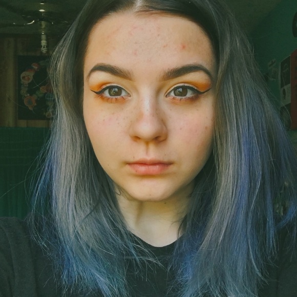 Profile Picture of Ella Boleware (@ellamarie03) on Poshmark