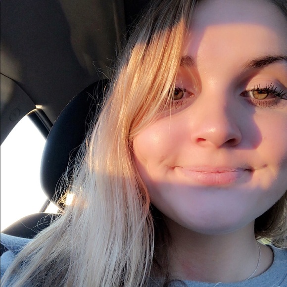 Profile Picture of Megan Hook (@meganhook794) on Poshmark