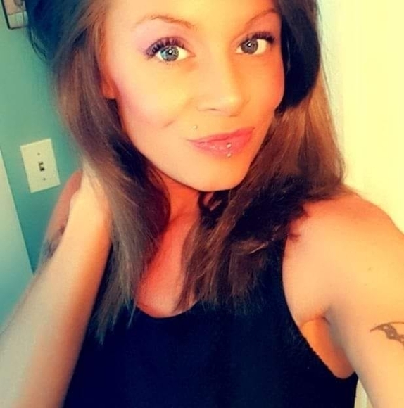 Profile Picture of Rebecca Schneider (@rebeccaschne912) on Poshmark