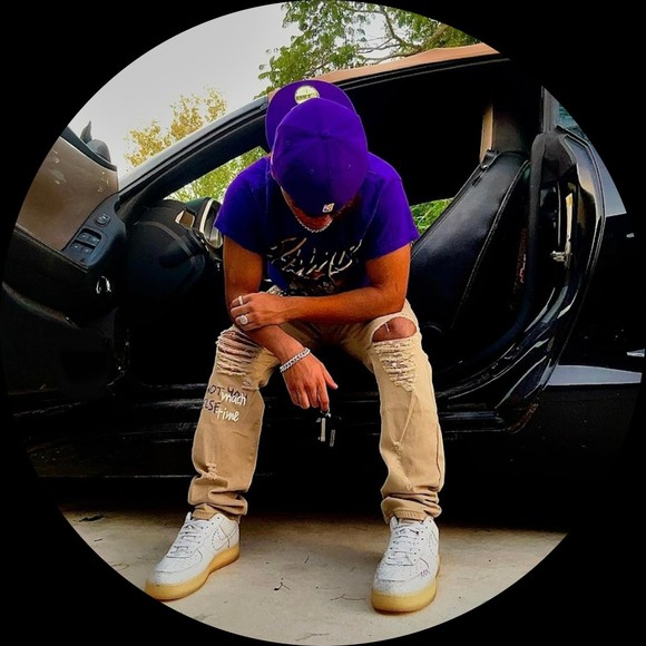 Profile Picture of Andrew Mojena (@yeahueah) on Poshmark