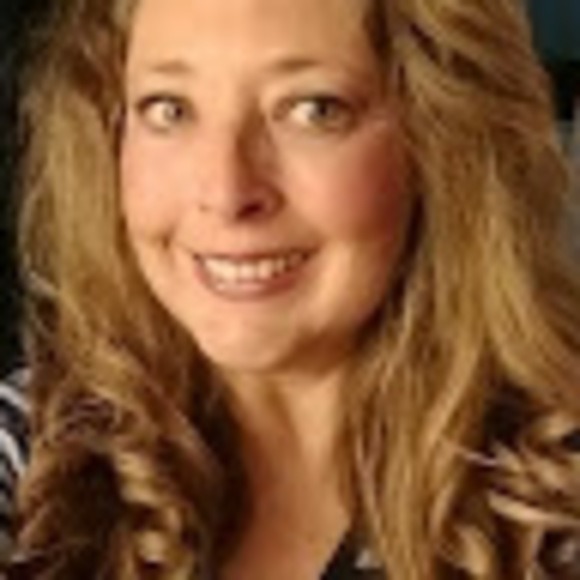 Profile Picture of Lori Row (@ljrow71) on Poshmark