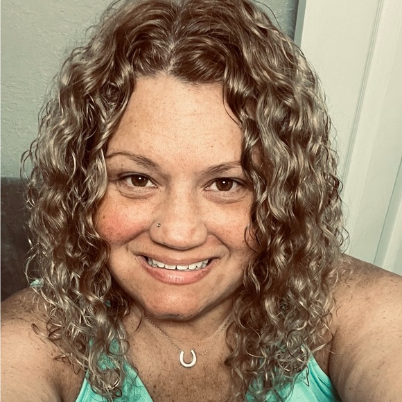 Profile Picture of Lisa Hliwski (@lisahliwski) on Poshmark