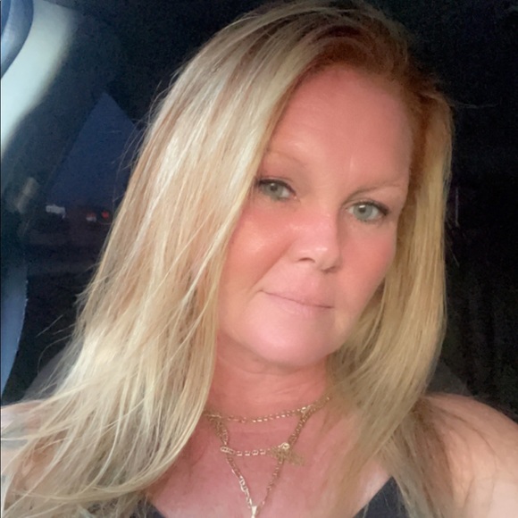 Profile Picture of Laura Quinn (@lauraquinn0219) on Poshmark