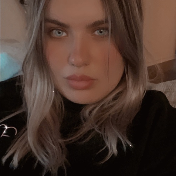 Profile Picture of Alina Jazwinski (@alinajazwinski) on Poshmark