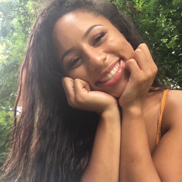 Profile Picture of Nina Urreta (@ninaurreta) on Poshmark