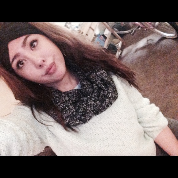 Profile Picture of Naomi Englebrecht (@nengle96) on Poshmark
