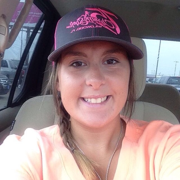 Profile Picture of Sarah Andrews (@sarah_446) on Poshmark