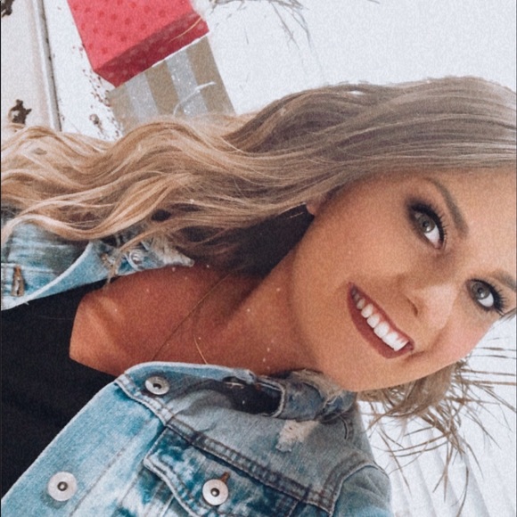 Profile Picture of Dana Schaefer (@dana555) on Poshmark