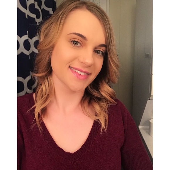 Profile Picture of Ashley Sommer (@ansomm96) on Poshmark