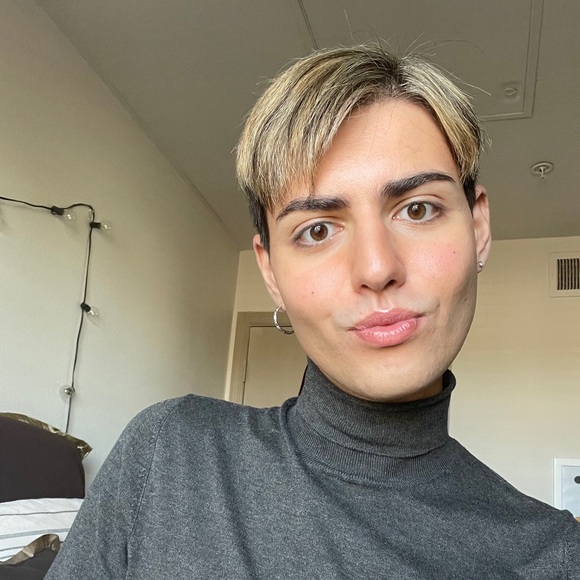 Profile Picture of Nicholas Pelino (@nicholaspelino) on Poshmark