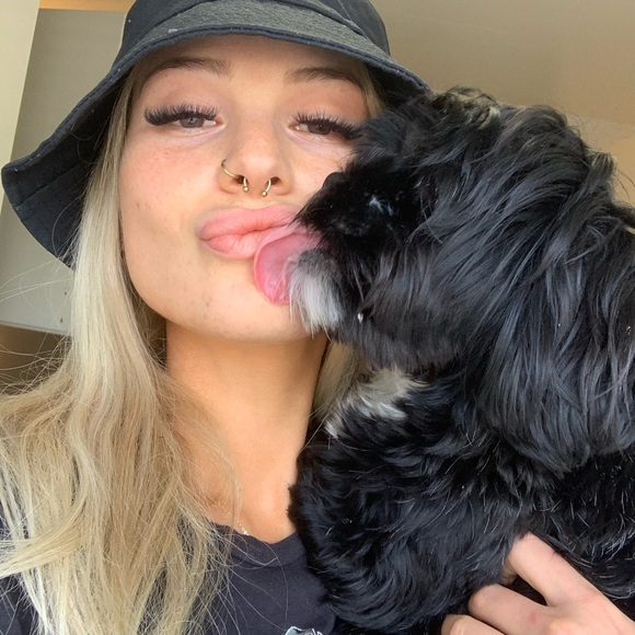 Emily Regev - Poshmark Profile Picture of Emily Regev (@emilia_bedilia) on Poshmark