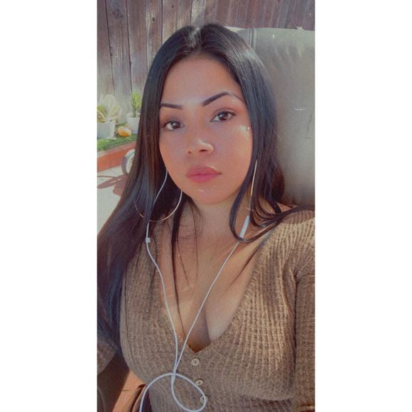 Profile Picture of Alicia Quiroz (@alicilaaa) on Poshmark