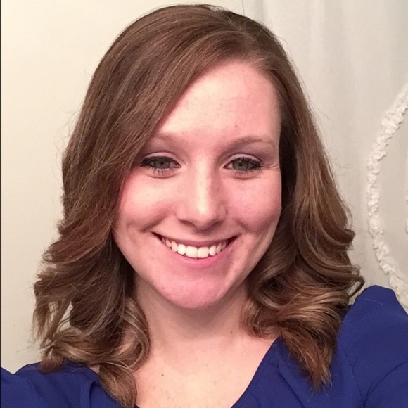 Profile Picture of Lynsey Gowens (@lgowens) on Poshmark