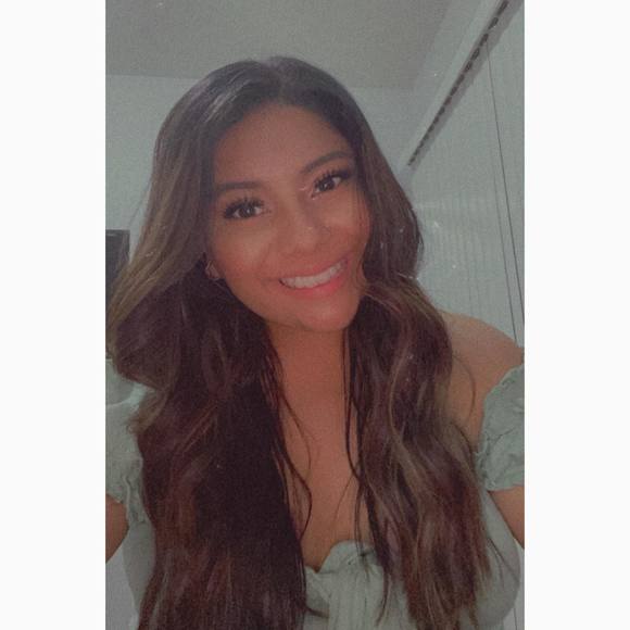 Profile Picture of Nicole Flores (@nicolemflores) on Poshmark