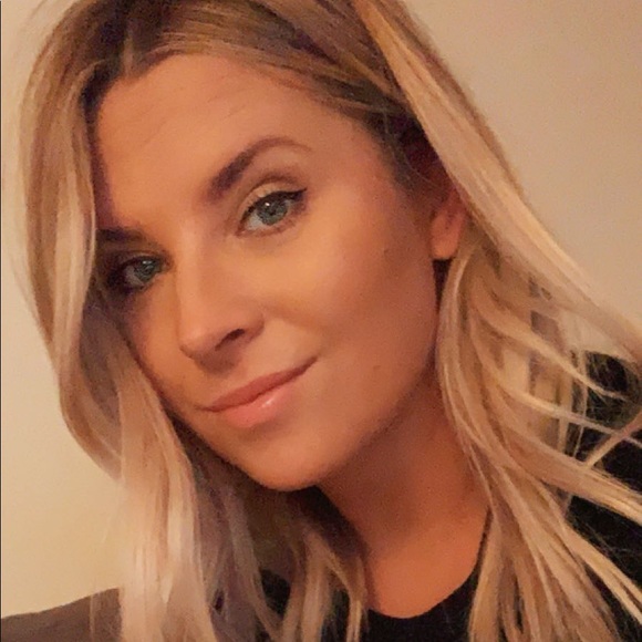Profile Picture of Stacie Simpson (@stacieksimpson) on Poshmark