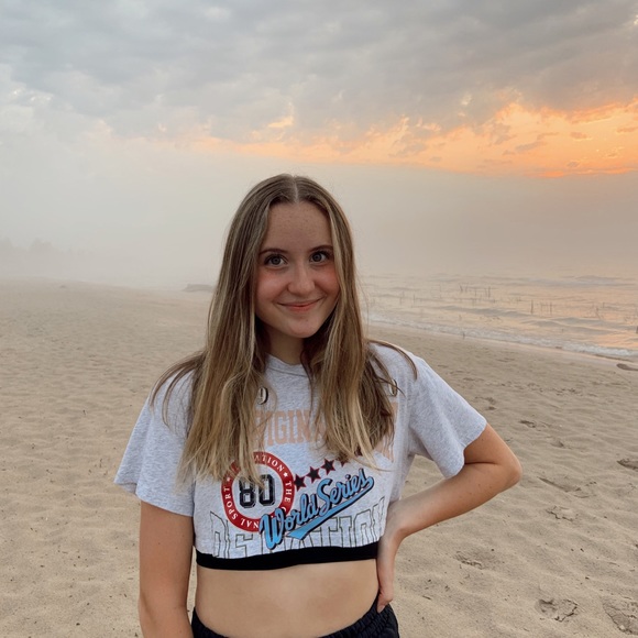 Profile Picture of Chloe Renzelmann (@crenzelmann) on Poshmark