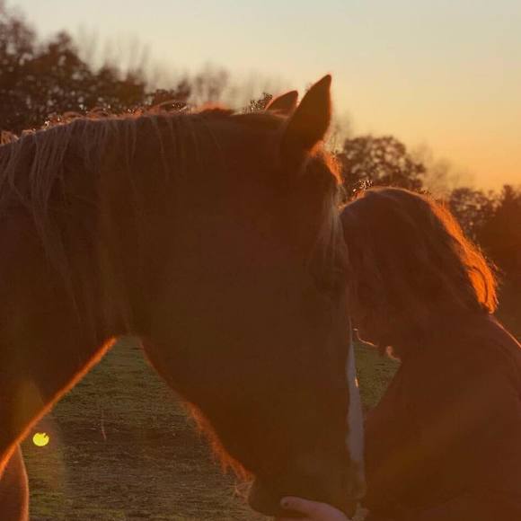 Profile Picture of Amber Argraves (@amberargraves) on Poshmark