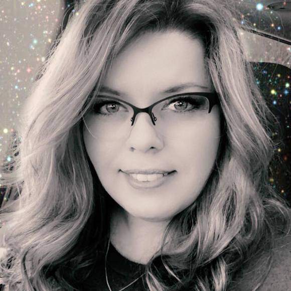 Profile Picture of Nicole Schmelter (@g0mer1) on Poshmark