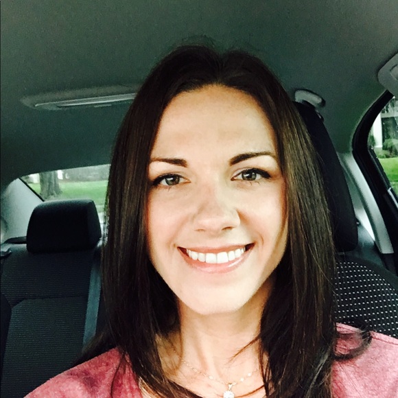 Amanda Cieplinski - Poshmark Profile Picture of Amanda Cieplinski (@acieplinski) on Poshmark