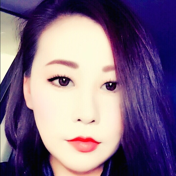 Profile Picture of Angela Shin (@beautieguru) on Poshmark