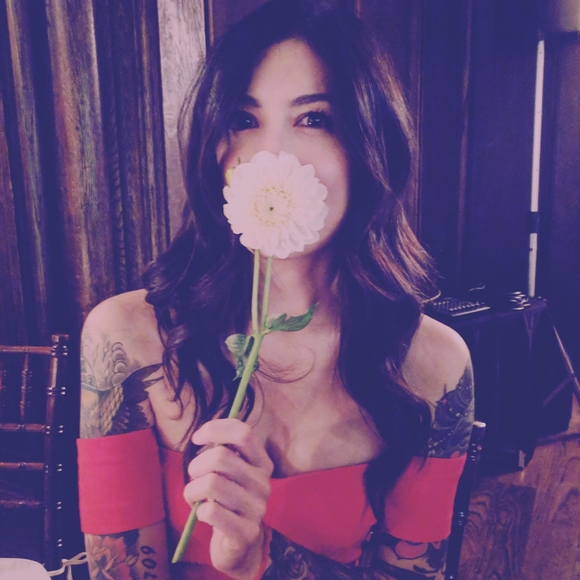 Profile Picture of Jen Yee (@jenakinskywalke) on Poshmark