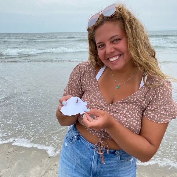 Profile Picture of Alexa Pettit (@alexapettit) on Poshmark