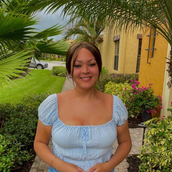 Profile Picture of Kiara Chesteen (@kiarachesteen) on Poshmark