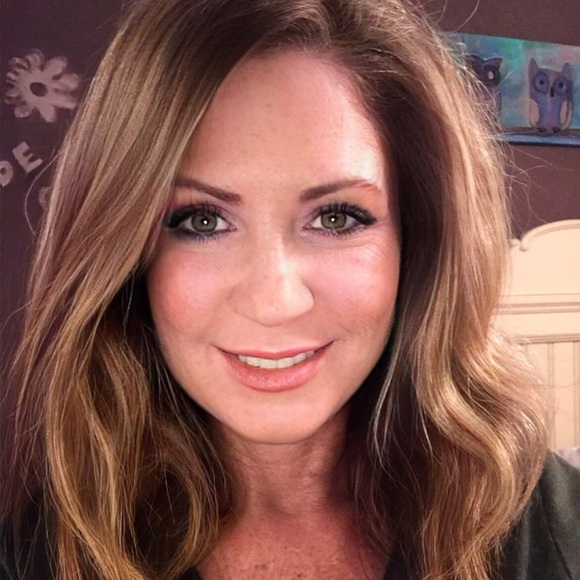 Profile Picture of Wendy Vick (@wkvick) on Poshmark