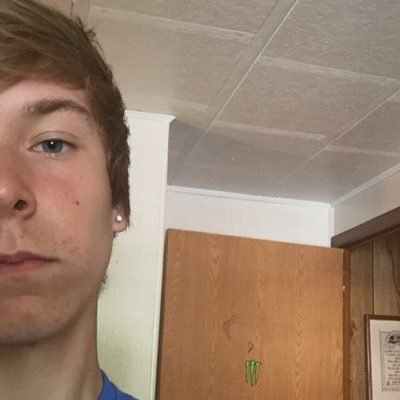Profile Picture of Jessie Booth (@jesse_vapes) on Twitter