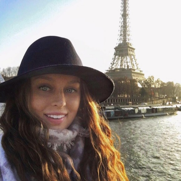 Profile Picture of Emily Andersson (@emilander17) on Poshmark