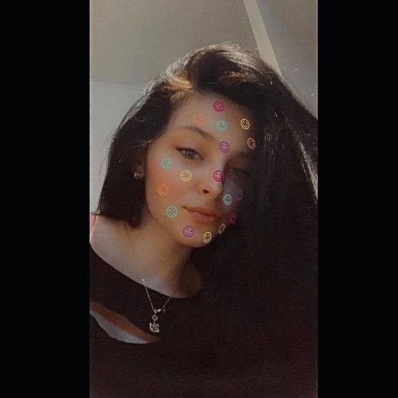 Profile Picture of Gīnēttē Lēmīēūxx (@molloyaudrey) on Poshmark