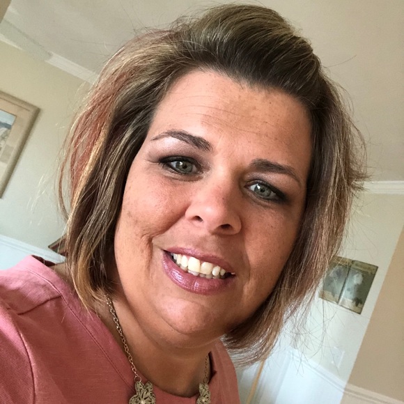 Profile Picture of Lisa Spalding (@lkspalding30) on Poshmark