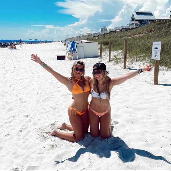 Profile Picture of Elle Warnett (@ellewarnett) on Poshmark