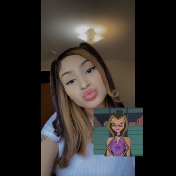 Profile Picture of Natalie Rosa (@natalierosa717) on Poshmark